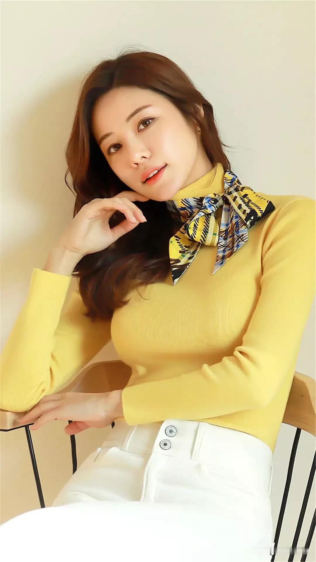 “黄衣映日暖，绿鬓拂春风”，这诗句一下就把春日美景勾勒出来了。想象一下，身着黄衣