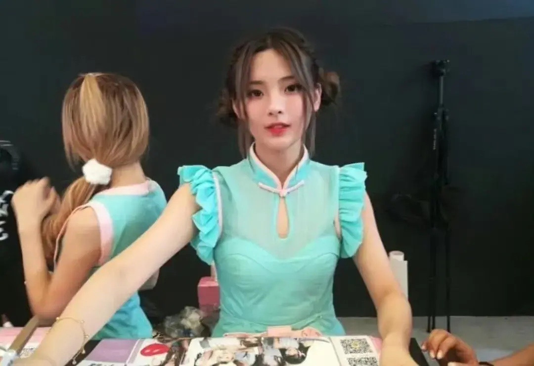 17年杨超越女团时期在人群中很突出的美貌​​​