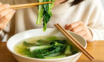 6月14日报道，浙江杭州，一40岁女子，为了减肥一日三餐全是水煮菜，不吃一滴油、