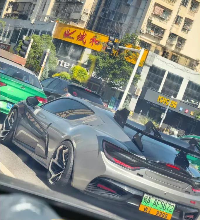 这车主没谁了，这是为了啥