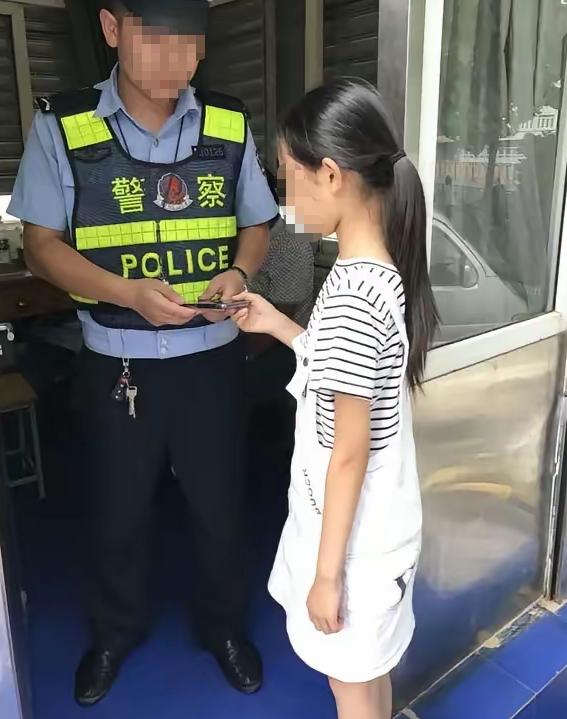 南京，一个13岁女孩，捡到一个金项链，送到了派出所。失主赶来，刚要开口道谢，眼神