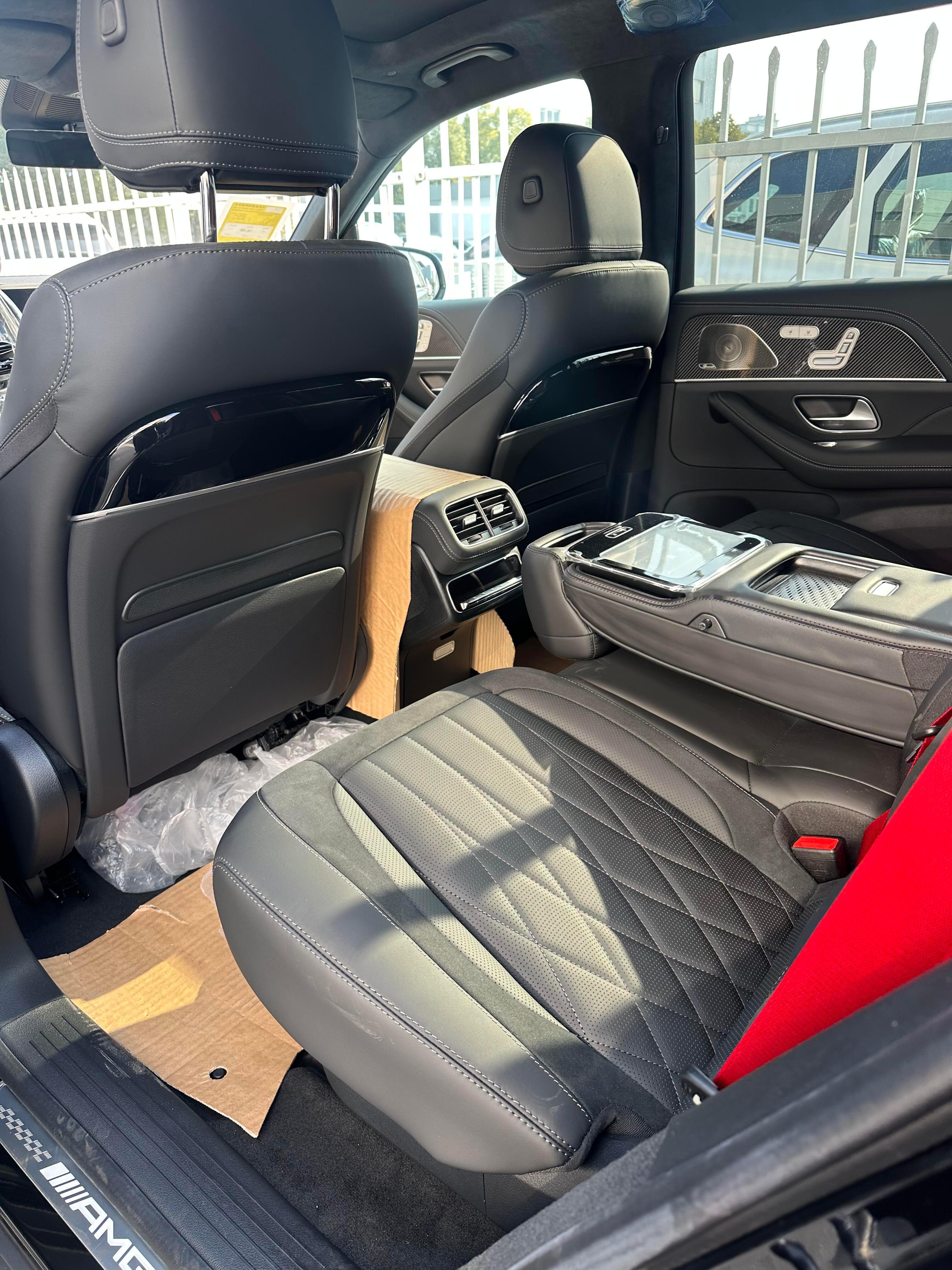 奔驰GLS63AMG现车黑外黑内指导价247.1＋侧踏板9400元生产