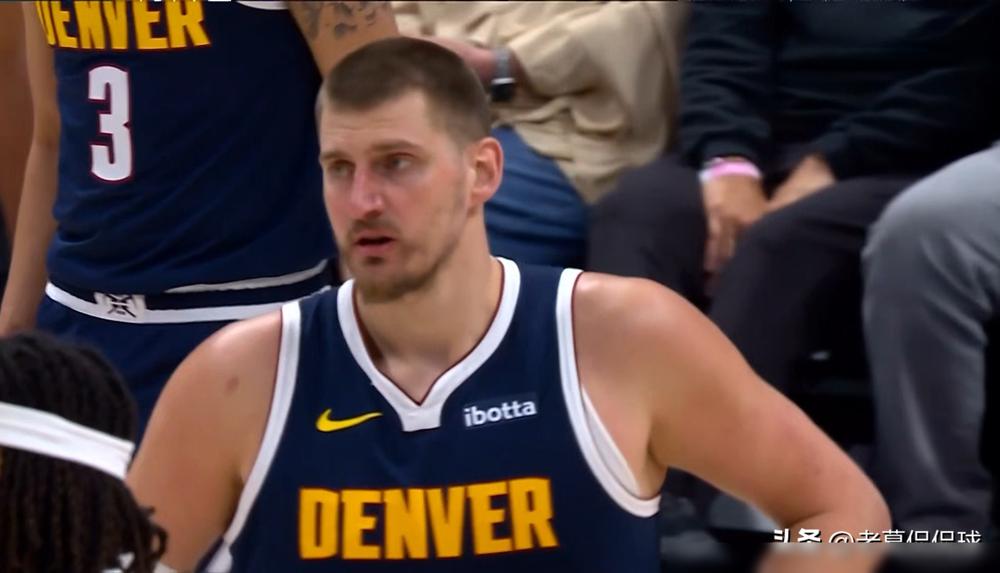 别再拿勒布朗那点“刷数据”的争议说事了。在约基奇面前，那点算计顶多算个初级会计的