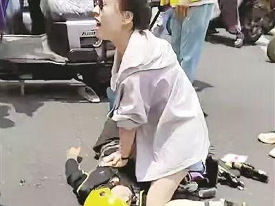 5月13日，杭州，一名外卖小哥倒在送餐路上，心脏骤停。危急时刻，马路对面一名女子