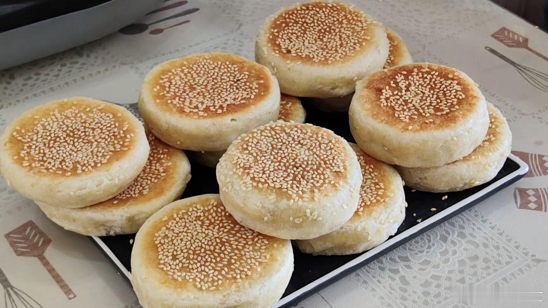 椒盐烧饼家常做法（多层酥脆版）材料：中筋面粉300克温水180毫升酵母2克