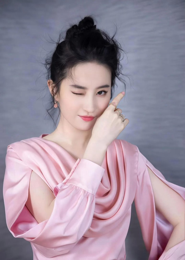 刘亦菲高级感时尚写真释出，优雅气质浑然天成，每一帧都尽显大牌质感