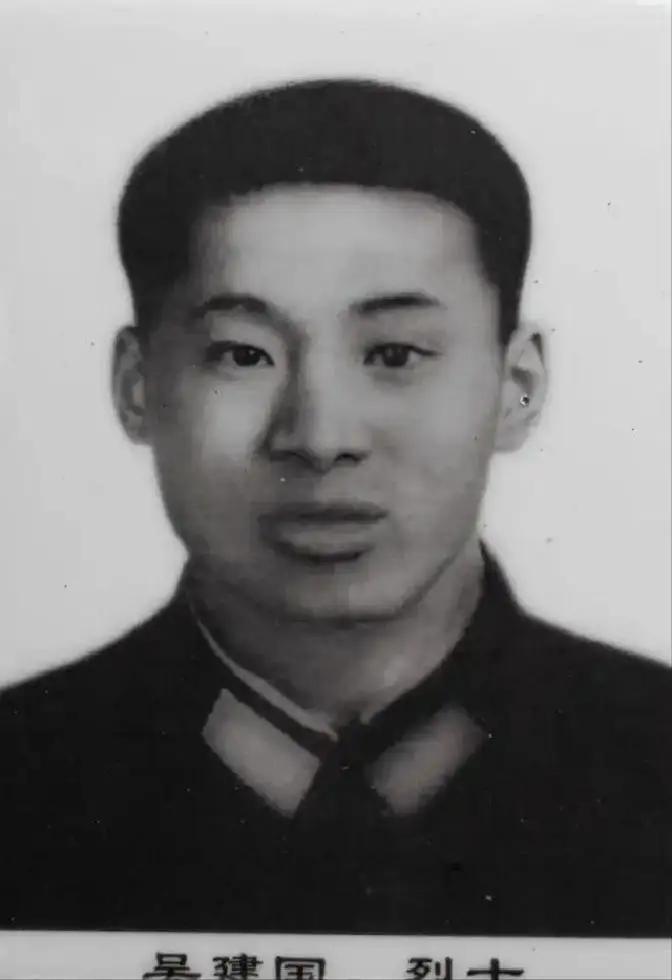 1979年，对越反击战。17岁新兵身中8弹倒在泥地里，越军军官以为他死了，弯腰去