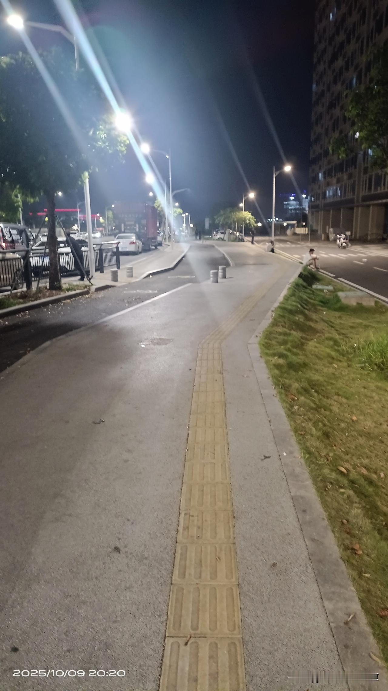 广州知识城下班路上最新现状实拍:晚上八点钟很多厂的员工开始下班了，可见路上员工