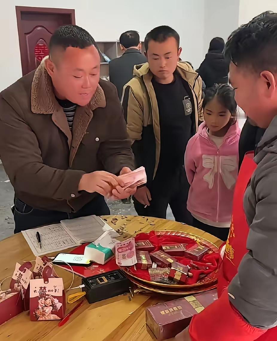 刚从外地打工回来的小伙子，准备随礼3000元，结果在喜宴上被亲戚拦了下来，这举动