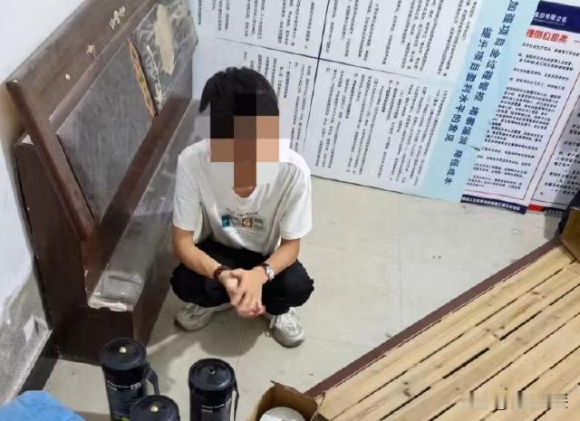 安徽，一年轻小伙子大半夜的在出租屋内瞎折腾，一阵动静总是吵醒楼下住户，还发出欣快