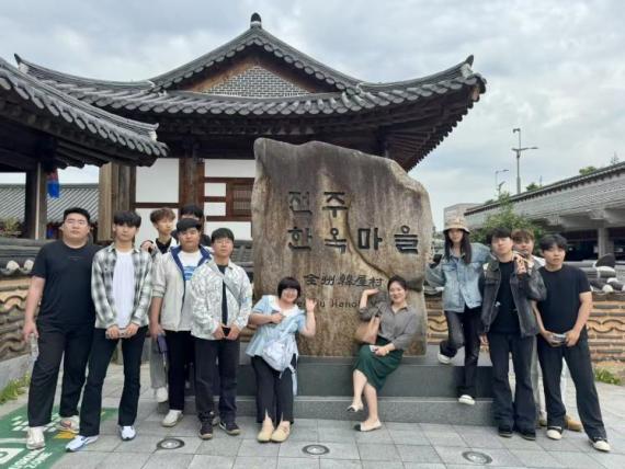 韩国一所高中学校组织学生们去上海修学旅行，出发前孩子们战战兢兢，听信网传以为中国