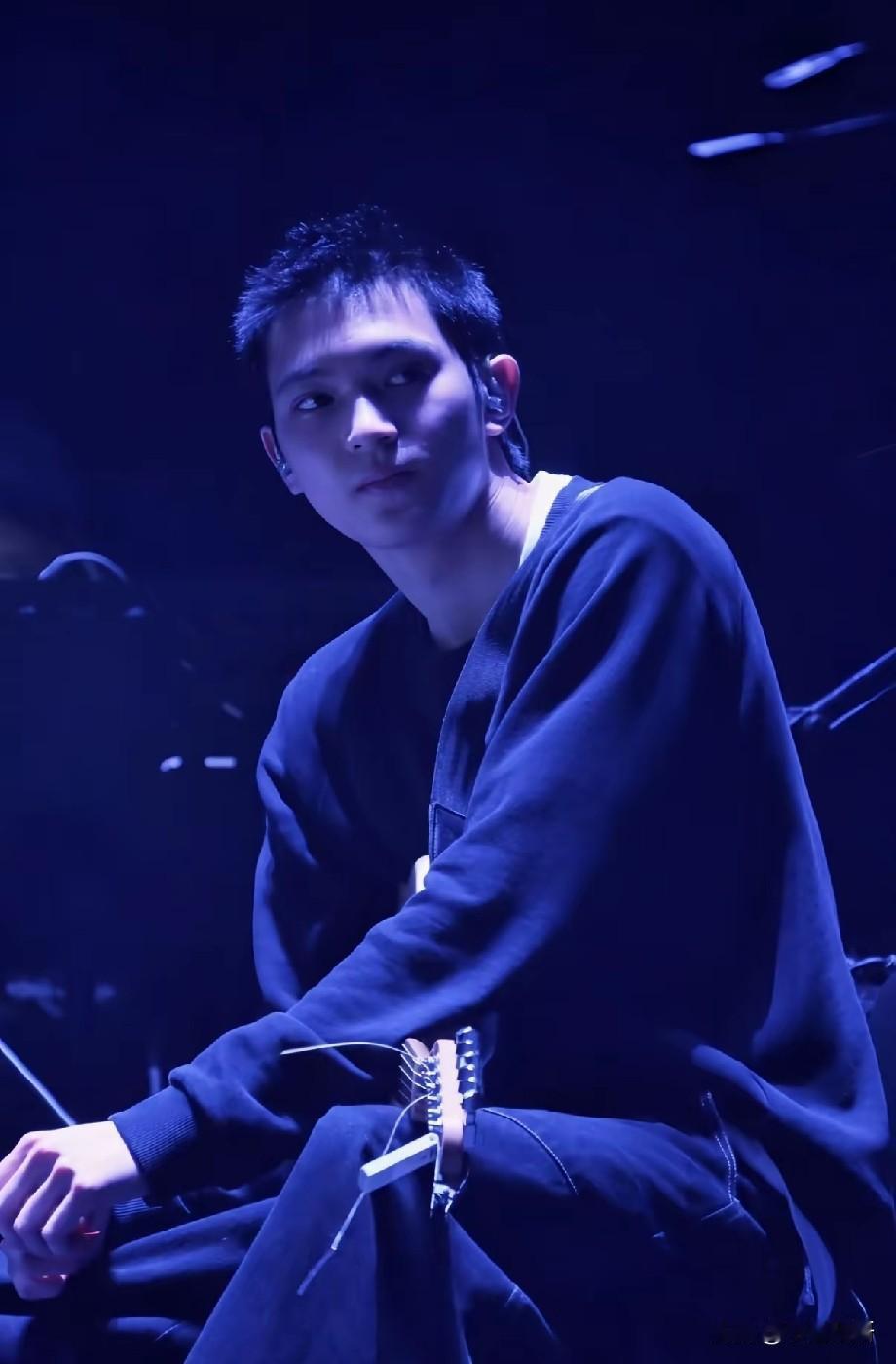张智霖袁咏仪儿子登台演出，舞台生图曝光，遗传父母绝佳颜值近日，张智霖与袁咏