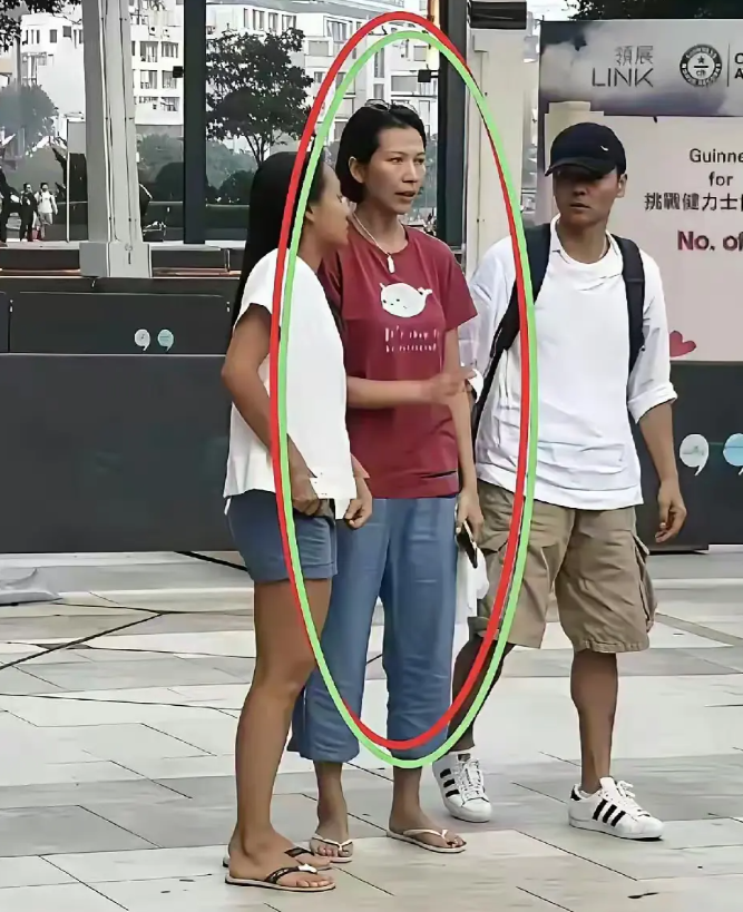 这是蔡少芬和张晋吧只能说香港的明星太随和了。​