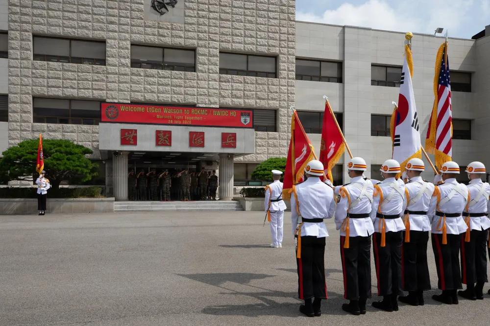韩国华城韩国海军陆战队总部大楼上牌匾越看越像中国字，韩国“海兵”是‌海军陆战队‌