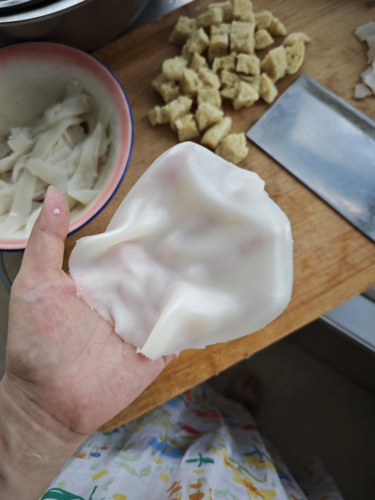 自制凉皮薄透面皮托在掌心柔软，白净，揉进半日烟火案板上切块面筋是