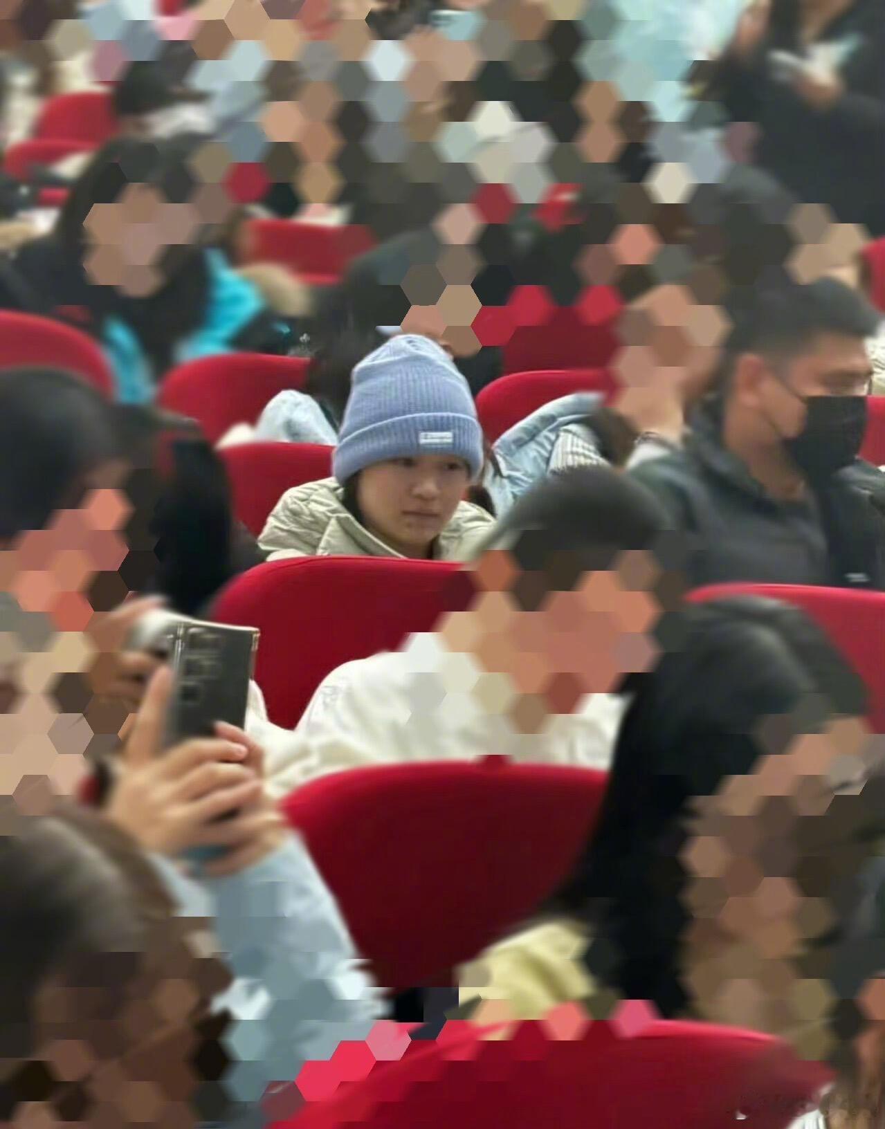 全红婵去看王俊凯的话剧了，小凯还让自己的贴身保镖宝山在旁边陪着，两位友谊长存！！