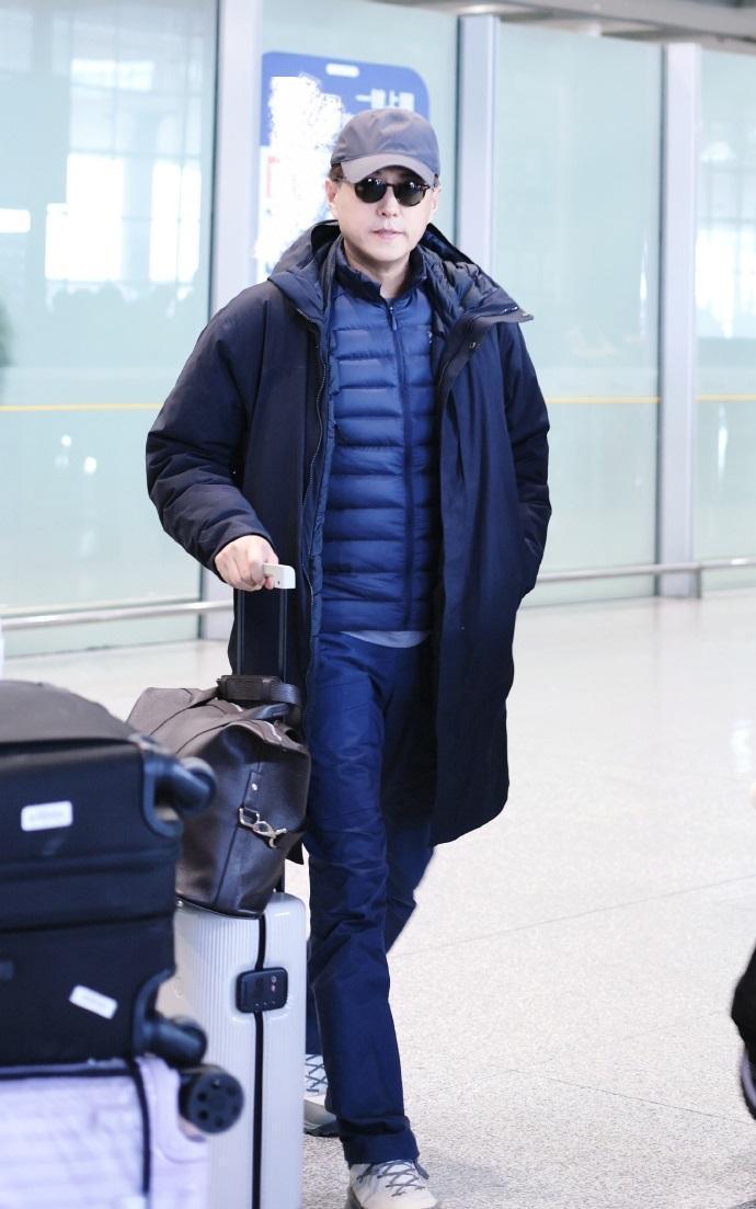 今天靳东现身机场，她这回搭配深色的衣服，看起来很有型，还特别的帅气。靳东里面