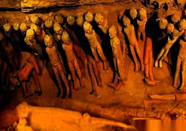 你以为殉葬就是进去躺好等死？别傻了。最狠的，是怕你挣扎，为防止陪葬者挣扎破坏墓