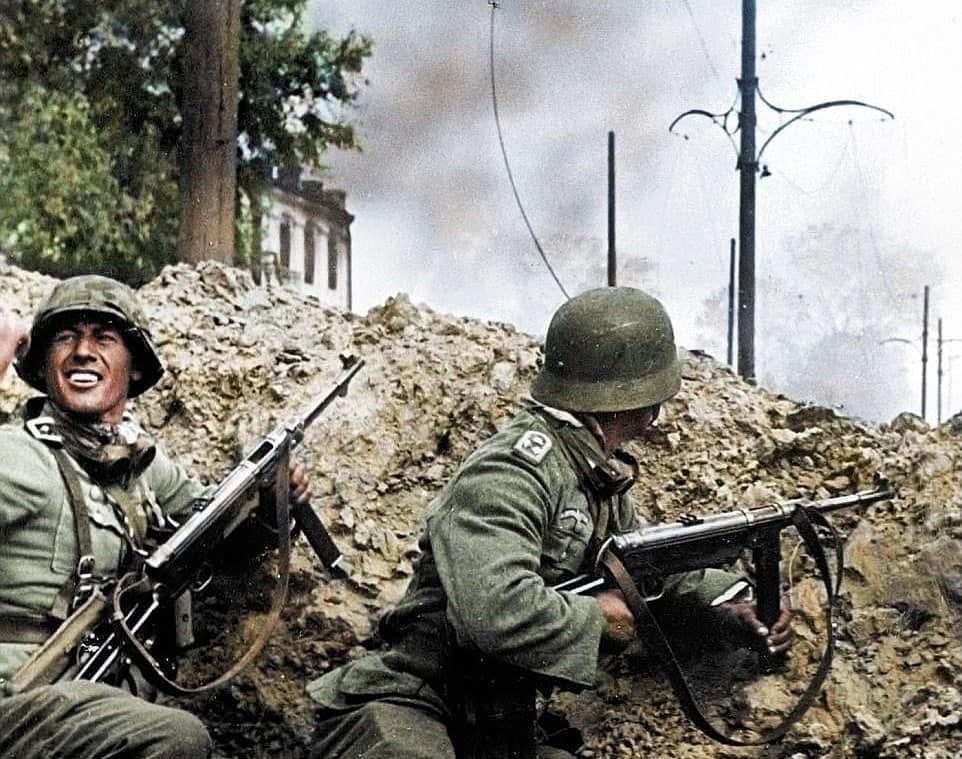 二战德军步兵作战场景，他们分别使用的是MP-40冲锋枪、MG34通用机枪、80毫