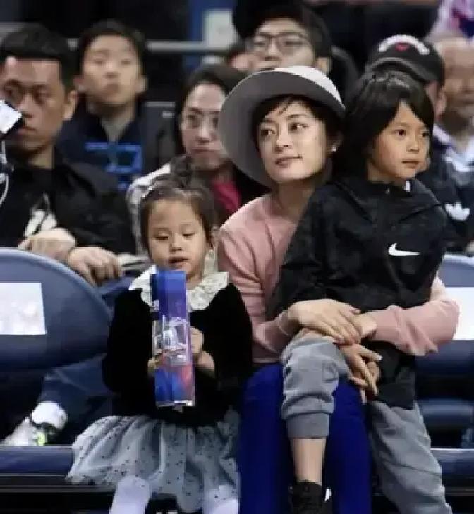 孩子不补课，孙俪却让他们赢麻了书法、舞蹈、八段锦，每天练一样。她没报奥数班