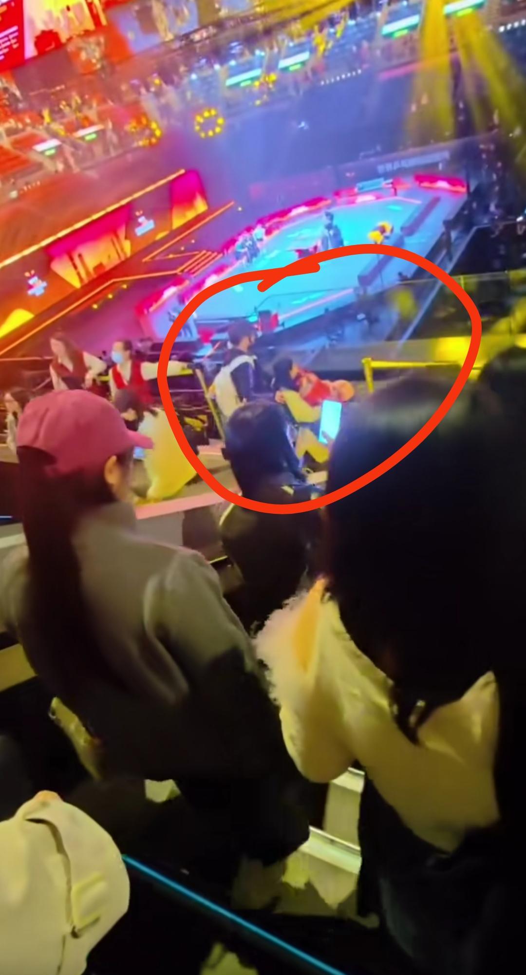 莎莎香港比赛现场看到一位特殊的观众。大家都知道莎莎和蒯曼比赛中，不小心脚受伤了