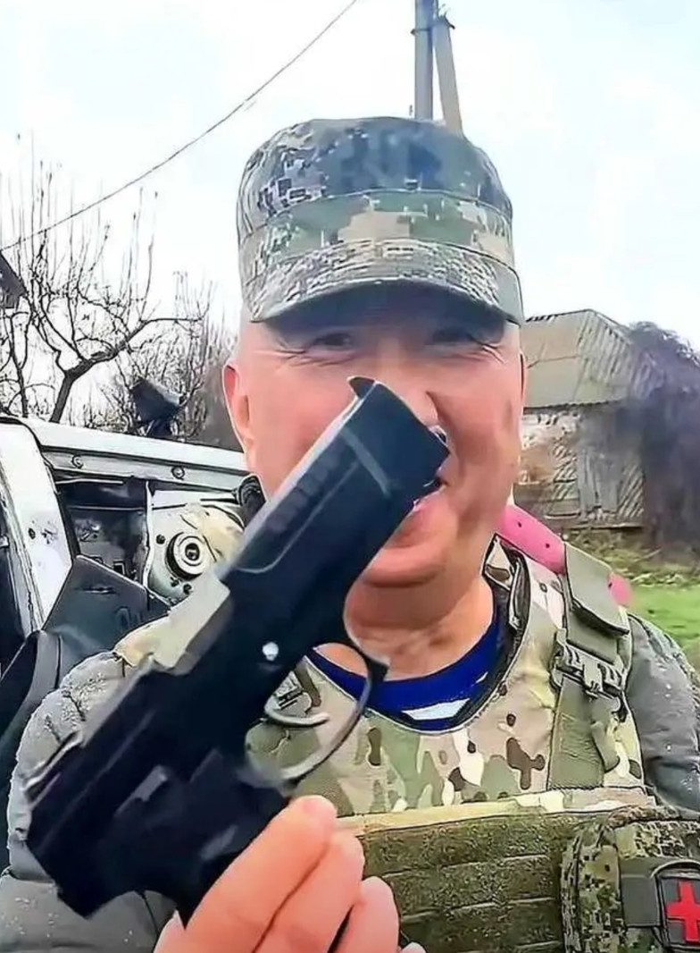 如何评价凤凰网记者卢宇光?建议还是先搞明白他到底是哪国记者，双国籍常年不在中