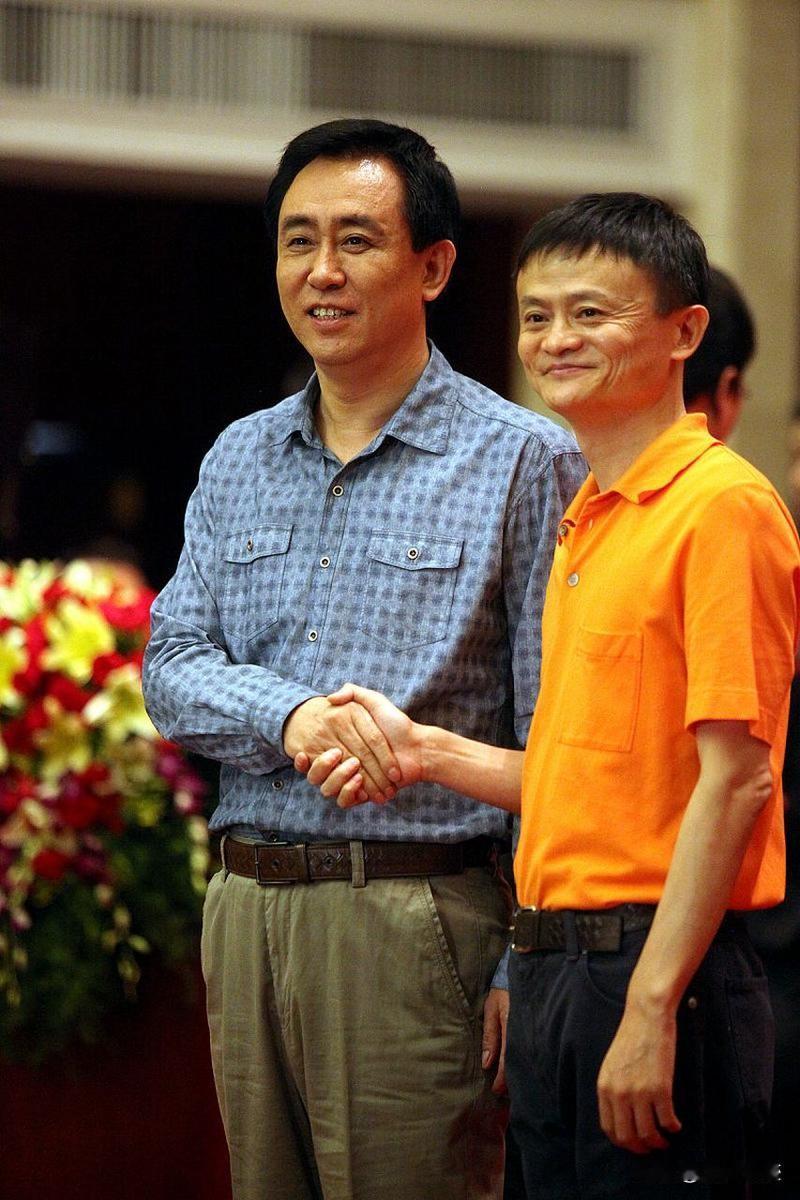 “万人丛中一握手，使我衣袖三年香。”那时许家印和马云顶峰相见，神采飞扬，在握住