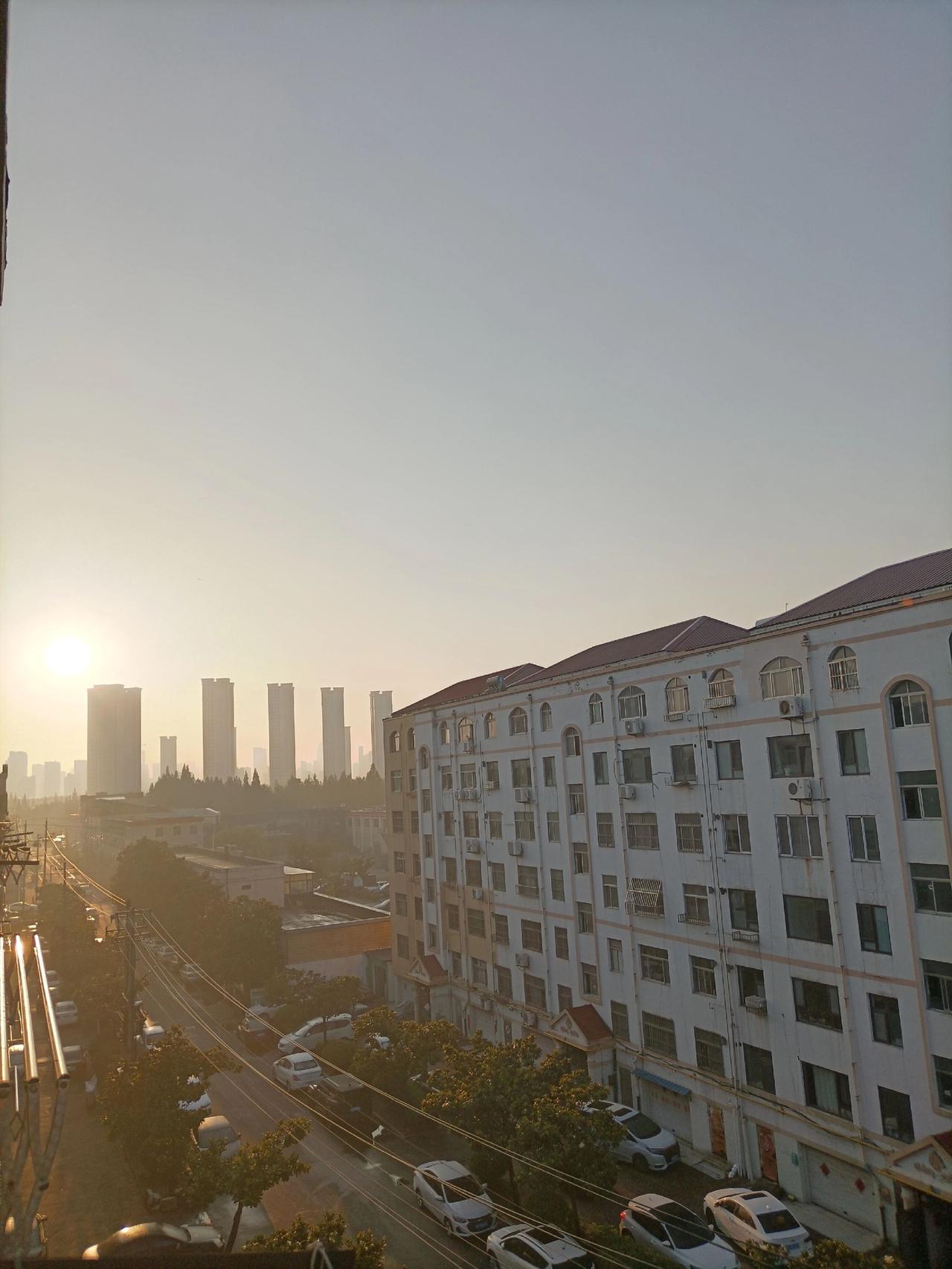 夏日的清晨显得格外的宁静小区居民楼城市生活气