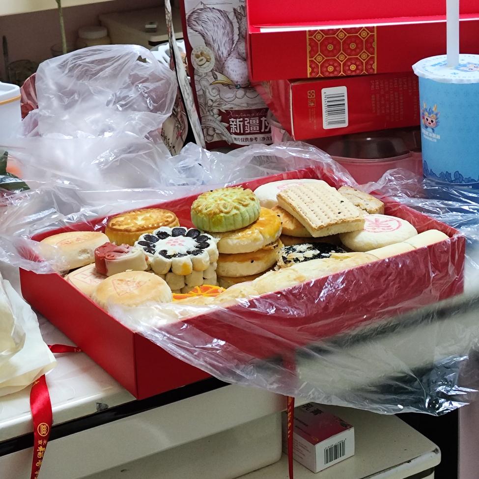 159从北京稻香村买了一盒糕点，今晚打开吃。过年的时候，我去了北京。初三