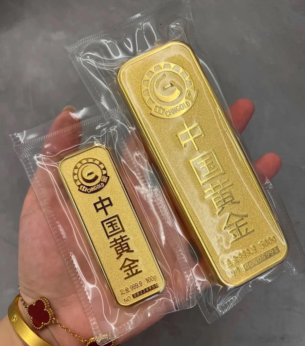 金饰价格绷不住了前段时间黄金价格疯涨，有个朋友跟着别人投资，入手了100克，单价