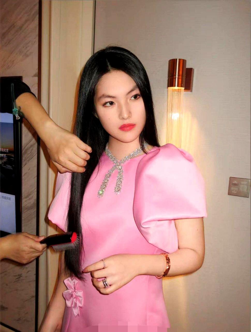 果然钱很养人！王诗龄小小年纪就已经有了贵妇感。李湘带着王诗龄和王岳伦站在一起拍