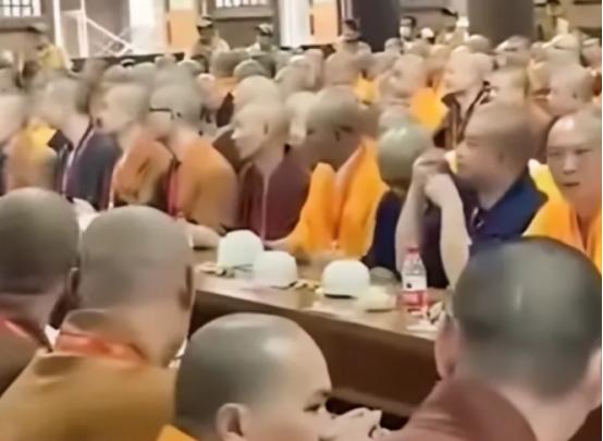 一个寺庙这么多和尚吃饭，他们不工作，不种粮，不服兵役。如果哪一天没有了香火供奉，