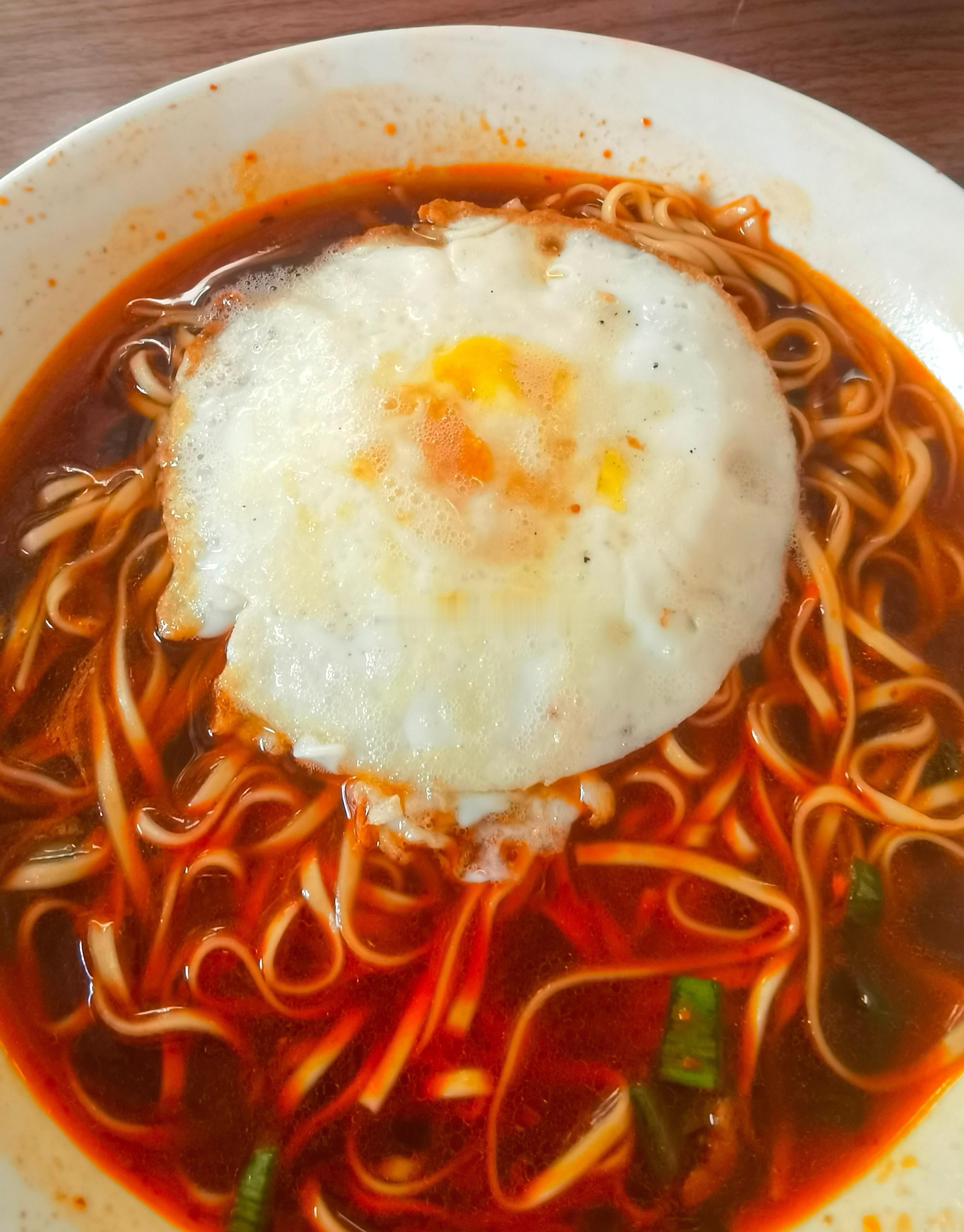 早餐：红油汤面+煎鸡蛋。简简单单，又是一餐。生活，就是简单的重复，我喜欢每一天碳