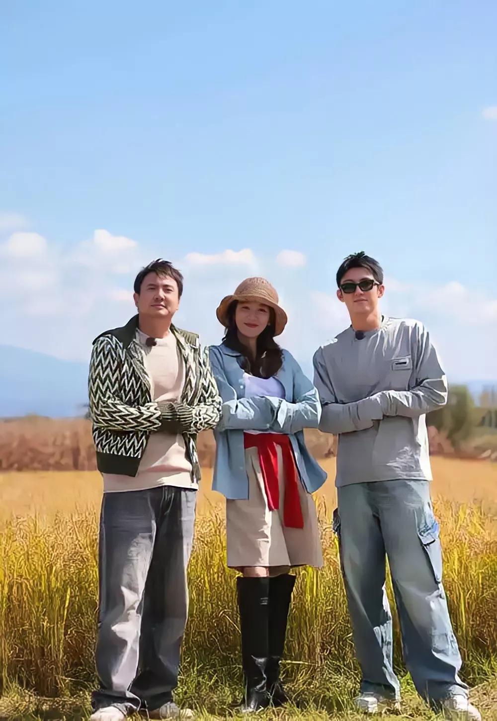 原来明星回农村以后，也跟我们普通人一样，变得那么老土！[捂脸哭][捂脸哭][捂脸哭]