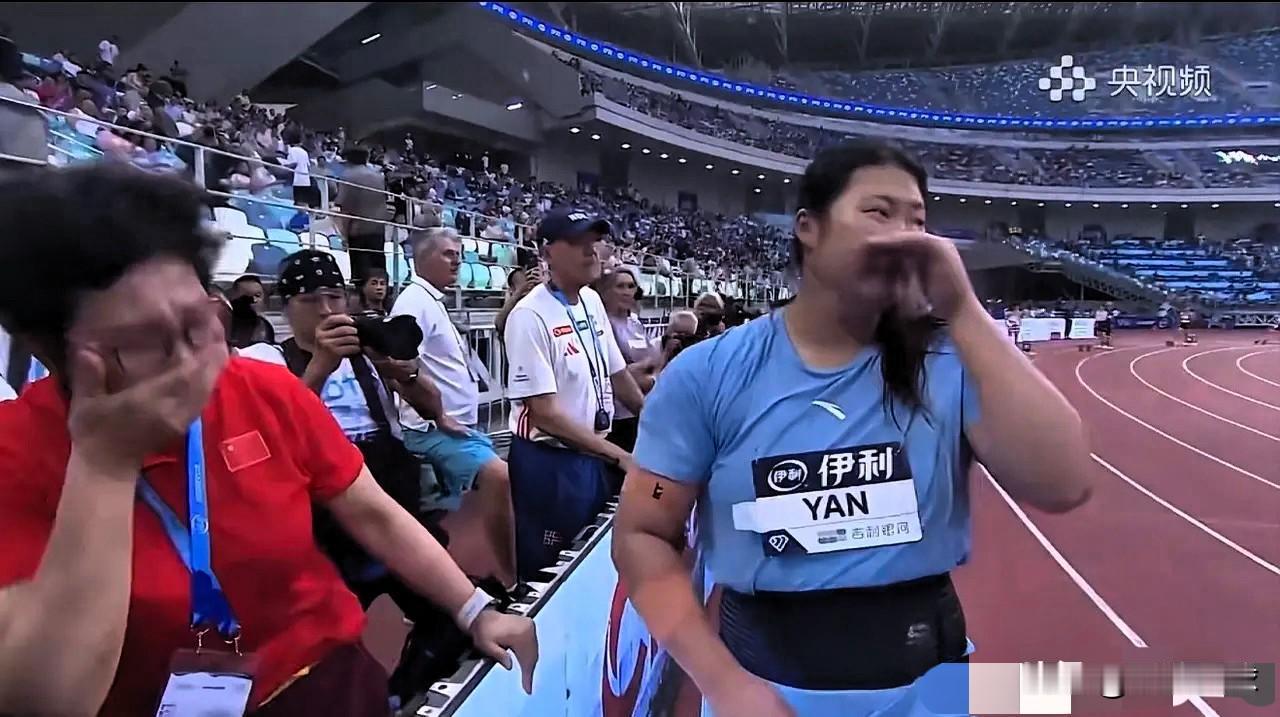 严子怡夺冠后，有谁留意到师徒二人都在拭泪？当71.74的成绩出现在屏幕上，