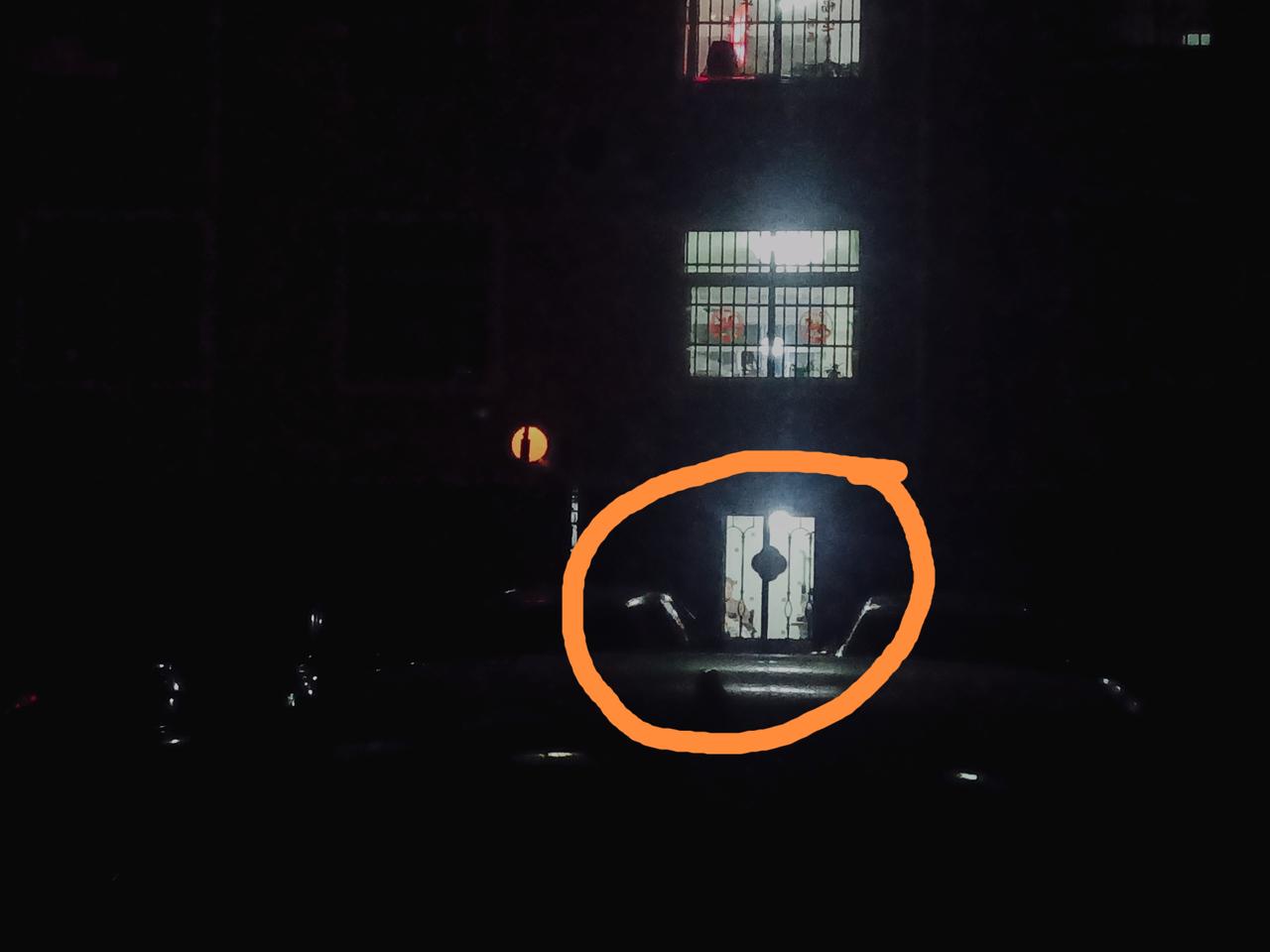 储物间的面积也就是六七平米，一张单人床，一个大大的储物架，小屋子就满满当当了……