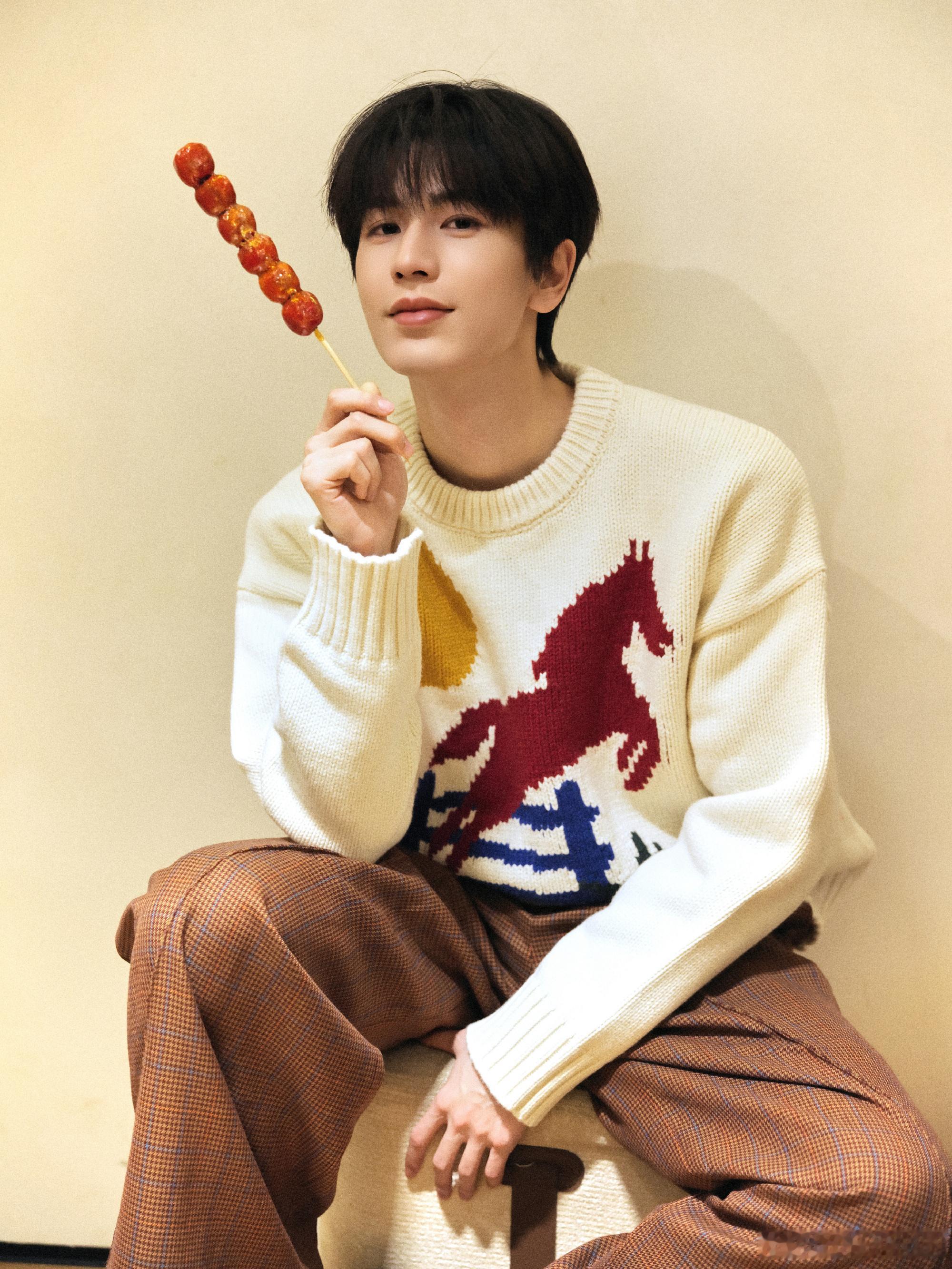 张凌赫除夕营业啦！我们小赫赫和糖葫芦一样甜