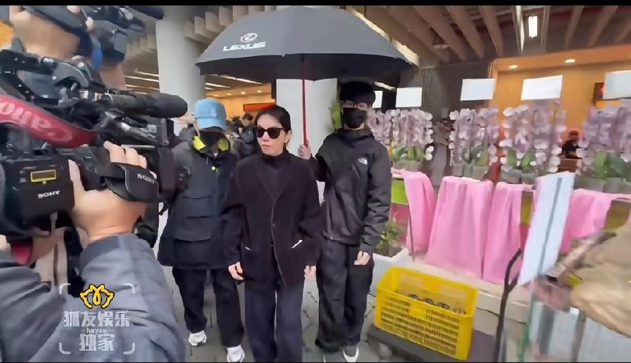 Ella陈嘉桦现身了！今天陈嘉桦出席了袁惟仁的追悼会！怪不得，Ella在西安演