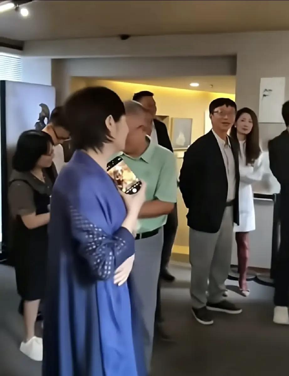 以前真的有人劝敬一丹放弃央视的主持人工作，去华泰保险上班，一来看着自己的老公，二