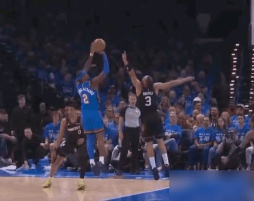 雷霆罚球是太阳的两倍，亚历山大一肘子顶开人就站上罚球线。太阳悍将布鲁克...