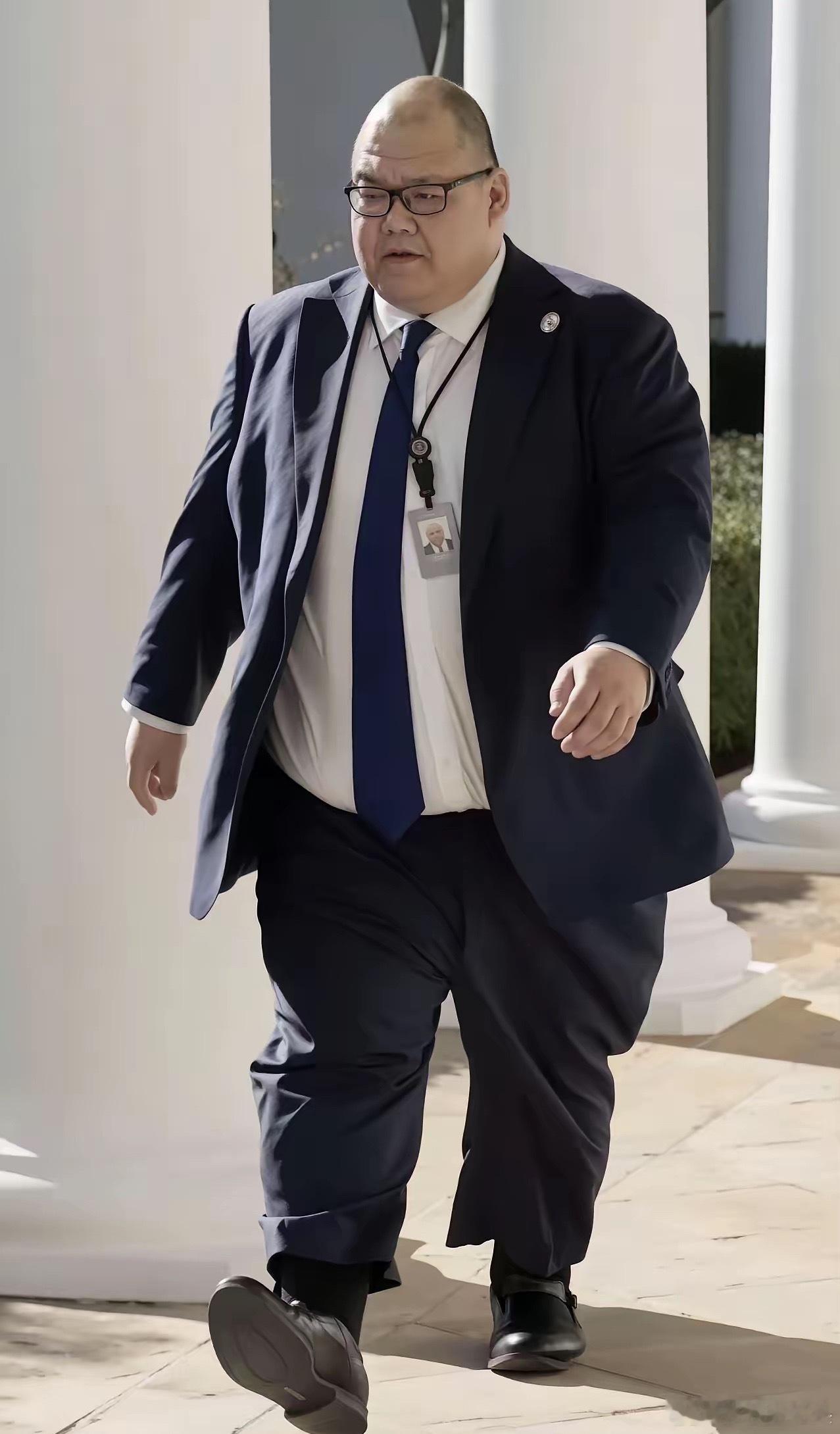 张振熙，今年44岁，他是美国白宫通讯总监、联络办公室主任兼总统助理。目测他的体重