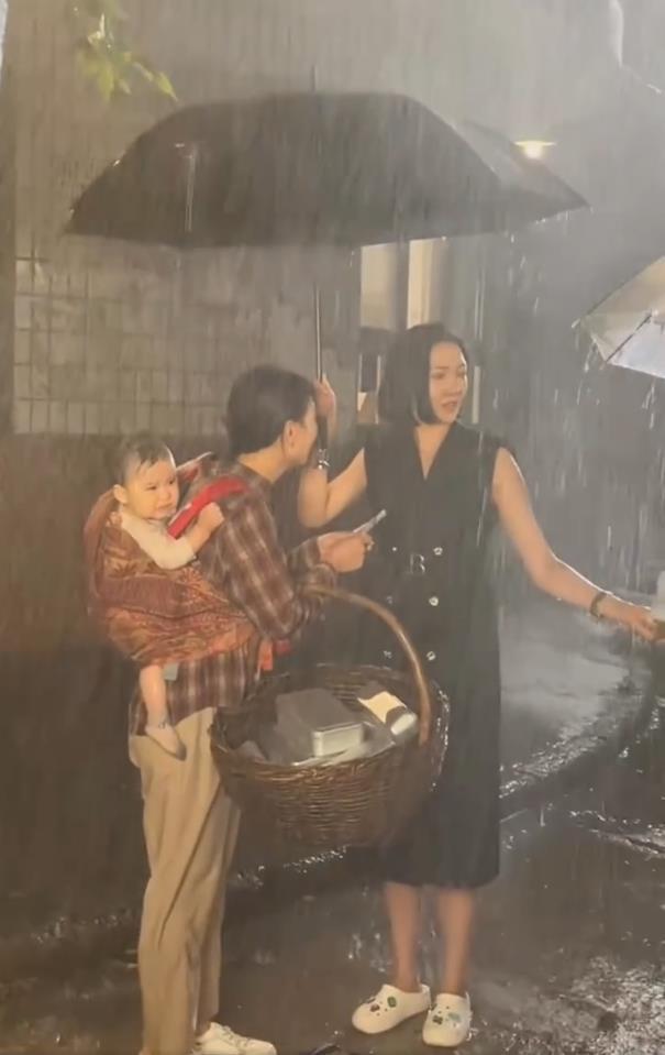 这事儿看完真的火大！短剧演员邢昀曝某剧组，夜戏拍雨戏时让婴儿淋洒水车的冷水，足足
