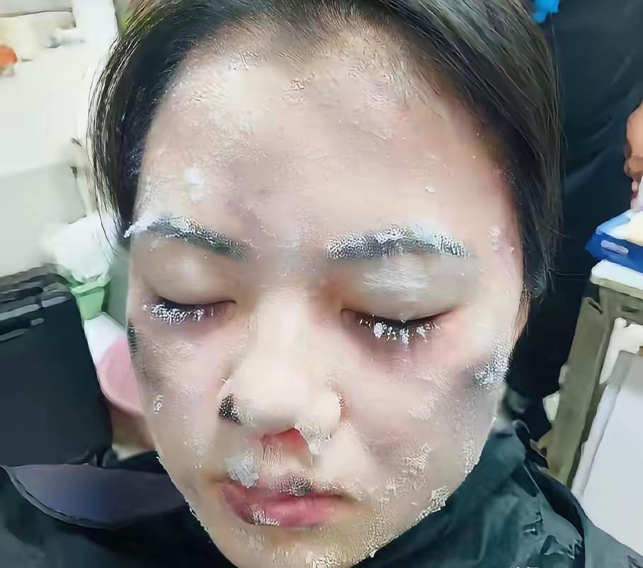 广东揭阳。几名男同事，把女同事锁进了零下十几度的冷库里。她在里面拼命呼救