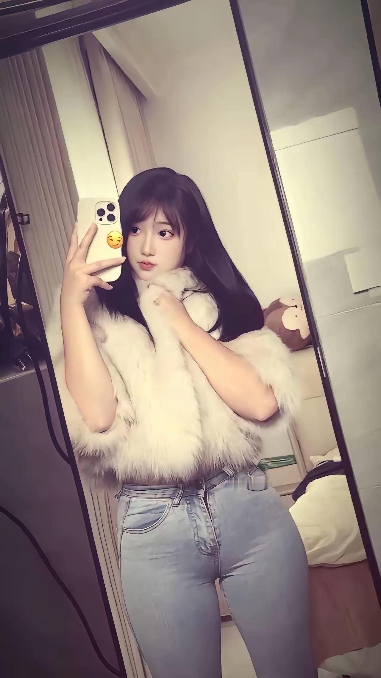 镜子里的温柔时刻☺️对着落地镜按下快门的瞬间，好像把一整天的松弛都定格了下来。暖