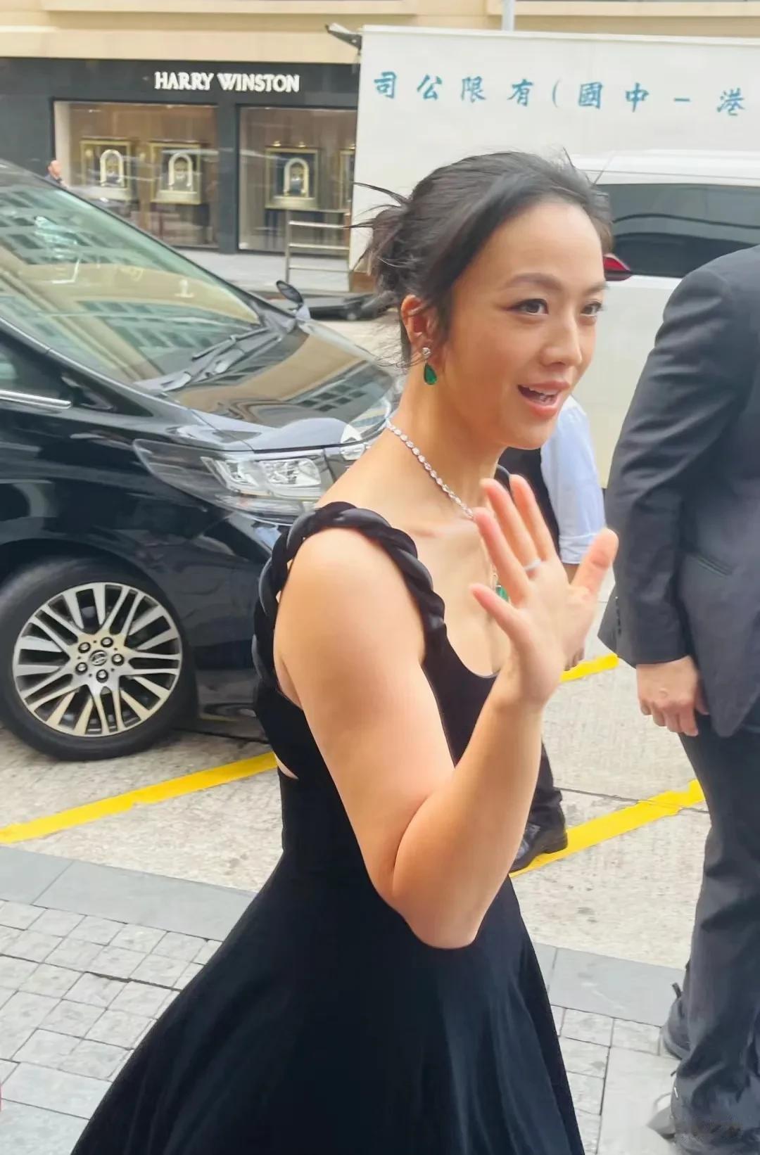 真心说，汤唯应该去健身，毕竟是女明星，身材和脸部管理还是必要的事。