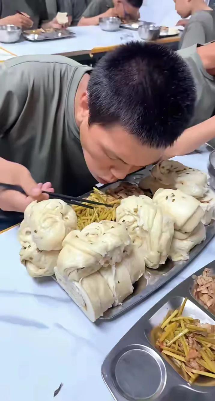 当年我在新兵连训练时，炊事班蒸富强粉馒头，一个足有三两重。因为平时吃的都是玉米面