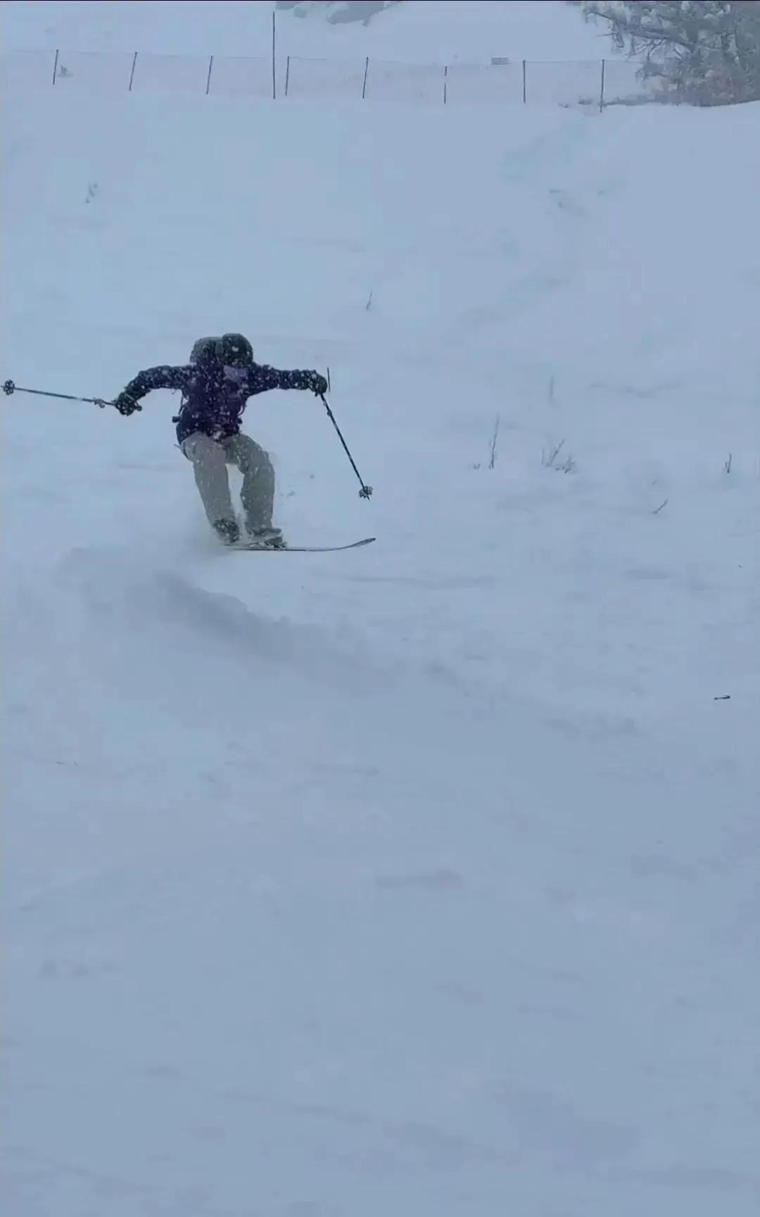 王一博在崇礼雪场被偶遇，他没带助理和保镖，一身黑衣滑雪时，顺手帮卡在坡上的小孩扣