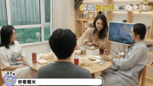 谁敢说时代姐妹花的感情不好！是塑料姐妹花。郭碧婷为了谢依霖和她一起上综艺，要