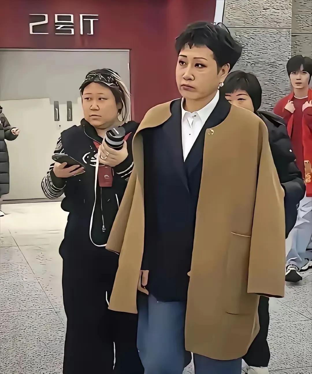 天呐，她和刘晓庆都不服老，刘晓庆五官好歹还能认出来，好家伙，这位直接认不出来，张