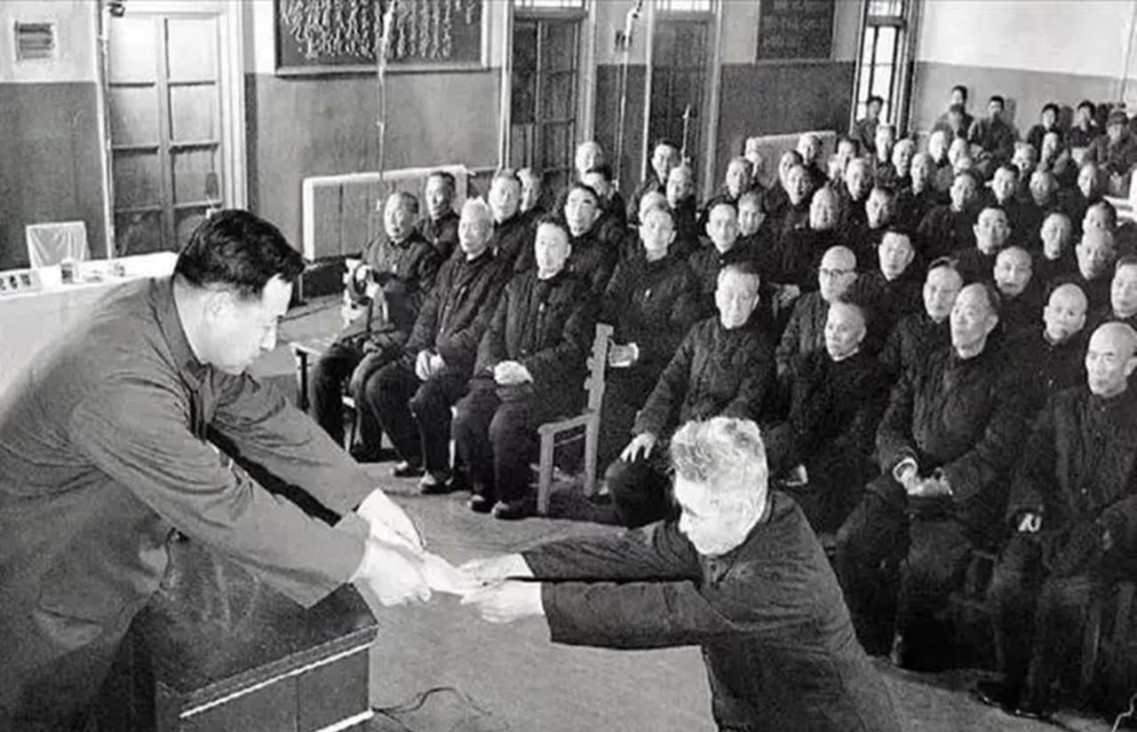 1975年3月19日，抚顺战犯管理所宣读最高人民法院特赦令时，13名国民党高级军